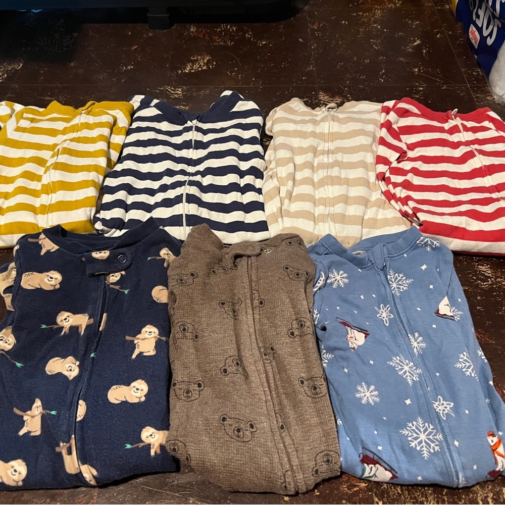 6 month zip-up footie pajamas (lot of 7 pairs)